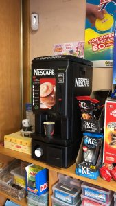 maquina expendedora de cafe en tienda de chuches