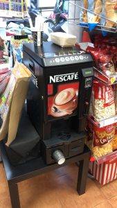 maquina de cafe en tienda de golosinas